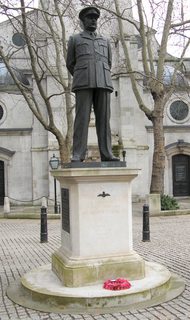 Statue_of_Sir_Arthur_Harris_outside_St_Clement_Danes.jpg